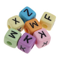 Perles acrylique alphabet, avec le motif de lettre & mélangé & couleur solide, 10x10mm, Trou:Environ 3mm, Environ 560PC/sac, Vendu par sac