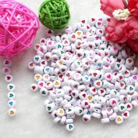 Perles acrylique alphabet, Plat rond, DIY & avec le motif de coeur & émail, plus de couleurs à choisir, 4x7mm, Trou:Environ 1.2-1.5mm, 100PC/sac, Vendu par sac