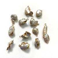 Gėlo vandens perlų Pakabutis, su Žalvarinis, Nereguliarus, aukso spalva padengtas, unisex, baltas, 8x10-20x35mm, Pardavė PC