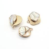 Gėlo vandens perlų pakabučiai, su Žalvarinis, Nereguliarus, aukso spalva padengtas, unisex, baltas, 18x23-20x25mm, Pardavė PC