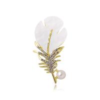 Freshwater Pearl Brooch Zinc Alloy with Freshwater Pearl gold color plated fashion jewelry & for woman & with rhinestone golden nickel lead & cadmium free Sold By PC