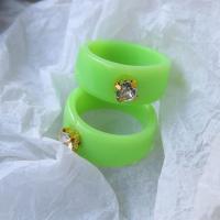 Resina anillo de dedo, con diamantes de imitación, verde fluorescente, Outer diameter about 2.1*2.1cm; Inner meridian about 1.7*1.7cm, Vendido por UD