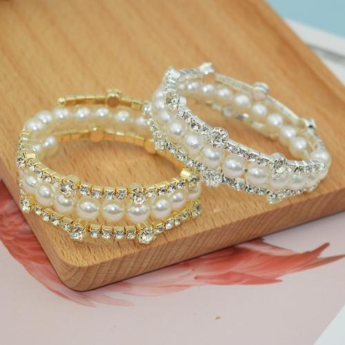 Bijoux de bracelet en alliage de zinc, avec perle de plastique, bijoux de mode & pour femme & avec strass, plus de couleurs à choisir, protéger l'environnement, sans nickel, plomb et cadmium, Diameter: 5.4cm, width: 2.1cm, Vendu par PC
