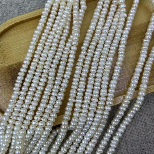 Přírodní sladkovodní perly perlí, Sladkovodní Pearl, Flat Round, DIY, bílý, Length about 4-5mm, Cca 116PC/Strand, Prodáno By Strand