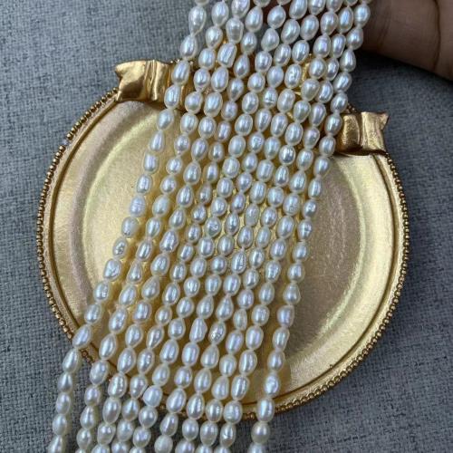 Rýže kultivované sladkovodní perle, Sladkovodní Pearl, módní šperky & DIY, bílý, Length about 4-4.5mm, Cca 63PC/Strand, Prodáno By Strand