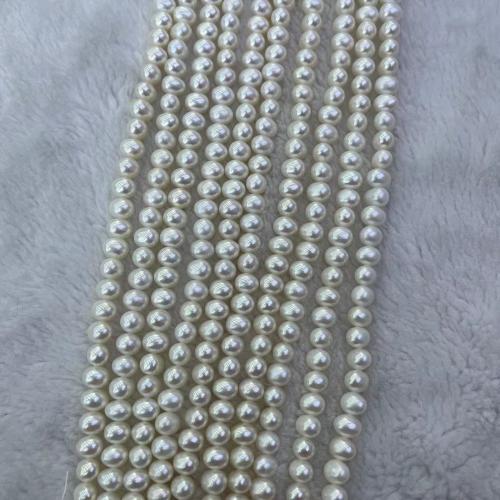 Naturalne perły słodkowodne perełki luźne, Perła naturalna słodkowodna, Lekko okrągły, biżuteria moda & DIY, biały, Length about 6-7mm, około 66komputery/Strand, sprzedane przez Strand