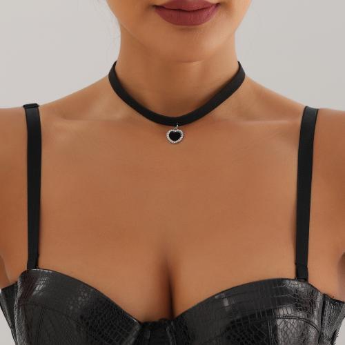 Zinc Alloy smykker halskæde, med Velveteen, Heart, sølvfarvet forgyldt, for kvinde & med rhinestone, sort, nikkel, bly & cadmium fri, Solgt af PC