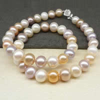 Přírodní Sladkovodní Pearl náhrdelník, mosaz box zavírací, Kolo, multi-barevný, 9-10mm, Prodáno za Cca 17 inch Strand