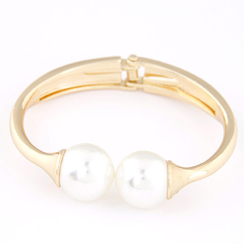alliage de zinc bracelet manchette, avec Plastique ABS perle, Rond, Placage de couleur d'or, blanc, sans plomb et cadmium, 65x55x15mm, Diamètre intérieur:Environ 55mm, Longueur:Environ 6.5 pouce, Vendu par PC
