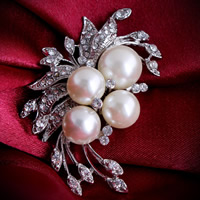Plastic perle broche, Zinc Alloy, med ABS plastik perle, Flower, platin farve forgyldt, med rhinestone, hvid, nikkel, bly & cadmium fri, 62x44mm, Solgt af PC