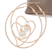 Messing Hoop Earring, med ABS plastik perle, Heart, guldfarve belagt, blomst cut, nikkel, bly & cadmium fri, 58x63x12mm, Solgt af par