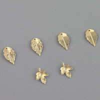 Bijoux pendentifs en laiton, feuille, Placage de couleur d'or, styles différents pour le choix, sans plomb et cadmium, 10x17mm-12x15mm, Trou:Environ 3-5mm, 20PC/sac, Vendu par sac
