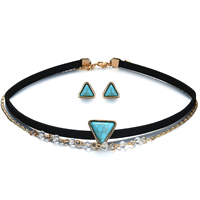 ensemble de bijoux turquoise, boucle d'oreille & collier, alliage de zinc, avec cuir PU & turquoise synthétique & cristal, acier inoxydable puce boucle d'oreille, avec 3cm chaînes de rallonge, triangle, Placage de couleur d'or, pour femme & facettes, sans plomb et cadmium, 15x10mm, Longueur:Environ 12.5 pouce, Vendu par fixé