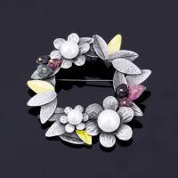 Plastic perle broche, Zinc Alloy, med ABS plastik perle, Flower, antik sølv farve forgyldt, for kvinde & emalje, bly & cadmium fri, 55x55mm, Solgt af PC