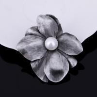 Broche Perle plastique, alliage de zinc, avec Plastique ABS perle, fleur, Plaqué de couleur d'argent, pour femme, plus de couleurs à choisir, sans plomb et cadmium, 60x55mm, Vendu par PC