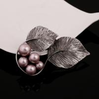 Plastic perle broche, Zinc Alloy, med ABS plastik perle, Leaf, antik sølv farve forgyldt, for kvinde, flere farver til valg, bly & cadmium fri, 45x70mm, Solgt af PC