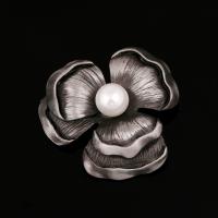 Broche Perle plastique, alliage de zinc, avec Plastique ABS perle, fleur, Plaqué de couleur d'argent, pour femme, plus de couleurs à choisir, sans plomb et cadmium, 50x50mm, Vendu par PC