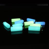 Polvo fluorescente piedra colgante, con Fianza de Latón, Rectángular, luminoso, más colores para la opción, 26x7mm, agujero:aproximado 3mm, Vendido por UD