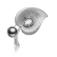 alliage de zinc broche, avec Plastique ABS perle, feuille, Plaqué de couleur d'argent, pour femme & avec strass, sans plomb et cadmium, 45x47mm, Vendu par PC