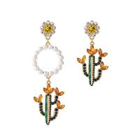 Zinklegierung asymmetrische Ohrringe, mit ABS-Kunststoff-Perlen, goldfarben plattiert, für Frau & mit Strass, frei von Blei & Kadmium, 26x86mm, verkauft von Paar