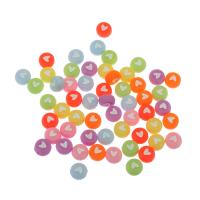 Perles acrylique alphabet, Plat rond, avec le motif de coeur, plus de couleurs à choisir, 7*4mm, Trou:Environ 1mm, Environ 3700PC/sac, Vendu par sac