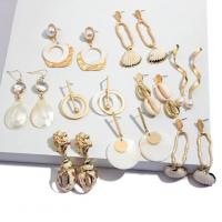 Messing Drop Earring, med Plastic Pearl, guldfarve belagt, mode smykker & forskellige stilarter for valg & for kvinde, 50*13mm, 5par/Bag, Solgt af Bag