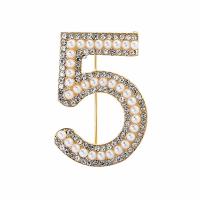 aleación de zinc broche, con Perlas plásticas, Número 5, chapado en color dorado, unisexo & con diamantes de imitación, libre de níquel, plomo & cadmio, 39*28mm, Vendido por UD