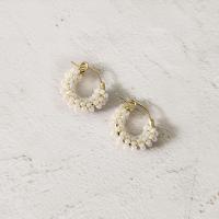 Messing Huggie Hoop Ohrringe, mit Kunststoff Perlen, goldfarben plattiert, für Frau, weiß, frei von Nickel, Blei & Kadmium, 19mm, verkauft von Paar