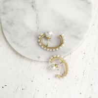 Zinklegierung Ohrstecker, mit Kunststoff Perlen, goldfarben plattiert, für Frau, weiß, frei von Nickel, Blei & Kadmium, 18x8x29mm, verkauft von Paar