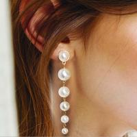 Boucles d'oreilles en alliage de zinc, avec perle de plastique, Placage de couleur d'or, bijoux de mode, blanc, protéger l'environnement, sans nickel, plomb et cadmium, 10cm, Vendu par paire
