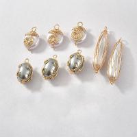 Bijoux pendentifs en laiton, avec perle de plastique, bijoux de mode & DIY & styles différents pour le choix, plus de couleurs à choisir, Vendu par PC