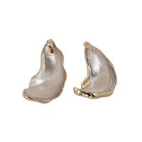 Shell Pendants, Trochus, with Brass, irregular, gold color plated, DIY, white, 12-17mm,22-32mm, Sold By Strand