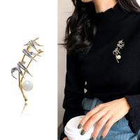Broche bijoux de mode, laiton, avec perle de plastique, bambou, Placage de couleur d'or, pavé de micro zircon & pour femme, blanc, 47x22mm, Vendu par PC