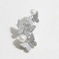Broche bijoux de mode, laiton, avec perle de plastique, papillon, Placage, pavé de micro zircon & pour femme, plus de couleurs à choisir, 55x28mm, Vendu par PC