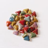 Perles bijoux en porcelaine, triangle, fait à la main, tacheté, plus de couleurs à choisir, 16mm, Trou:Environ 2mm, Vendu par PC