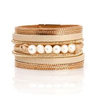 Bracelets cordon PU, alliage de zinc, avec cuir PU & perle de plastique, Placage de couleur d'or, multicouche & pour femme, doré, Longueur:Environ 7.48 pouce, Vendu par PC