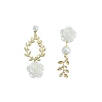 asymmetrische Ohrringe, Zinklegierung, mit Harz & Kunststoff Perlen, goldfarben plattiert, für Frau, weiß, 23x55mm, 10PaarePärchen/Menge, verkauft von Menge