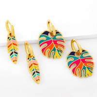 Huggie Hoop Drop Ohrringe, Messing, Blatt, für Frau & Emaille, gemischte Farben, verkauft von Paar