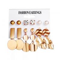 Boucles d'oreilles en alliage de zinc, avec perle de plastique, Placage, 6 pièces & bijoux de mode & pour femme & avec strass, doré, Vendu par fixé