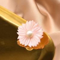 قذيفة بروش, مع لؤلؤة المياه العذبة & النحاس, زهرة, لون الذهب مطلي, للمرأة, 30mm, تباع بواسطة PC