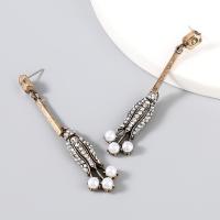 Boucles d'oreilles en alliage de zinc, avec Plastique ABS perle, Placage, bijoux de mode & pour femme & avec strass, plus de couleurs à choisir, 70x15mm, Vendu par paire