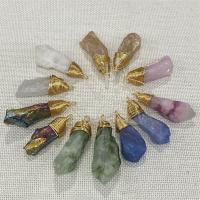 Pendentifs quartz naturel, cristal, avec laiton, Irrégulière, Placage de couleur d'or, plus de couleurs à choisir, 13-18x40-57mm, Vendu par PC