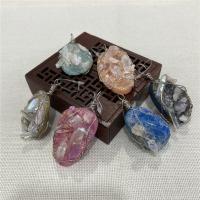 Pendentifs quartz naturel, Cristal naturel, avec laiton, Irrégulière, Placage de couleur argentée, plus de couleurs à choisir,  28-31x55-75mm, Vendu par PC