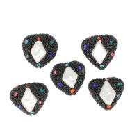 Perles en plastique, laiton, avec coquille blanche & cristal & perle de plastique, triangle, DIY, couleurs mélangées, 20x24x15mm, Vendu par PC