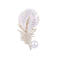 Broche zircon, laiton, avec coquille & perle de plastique, forme de plume, Placage de couleur d'or, pavé de micro zircon & pour femme, 29x53mm, Vendu par PC