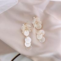 Muschel Ohrringe, mit Kunststoff Perlen & Messing, goldfarben plattiert, für Frau, weiß, 20x72mm, verkauft von Paar