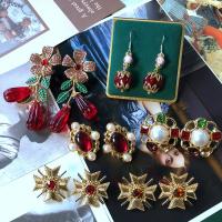 Vinuté šperky náušnice, Zinek, s Vinuté & Plastové Pearl, barva pozlacený, různé styly pro výběr & pro ženy & s drahokamu, Prodáno By Pair