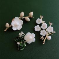 Freshwater Pearl Brooch Zinc Alloy with Plank & Freshwater Pearl Flower gold color plated & for woman & with rhinestone Sold By PC