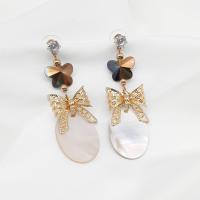 Boucles d'oreilles coquillage, Nacre perles, avec cristal & alliage de zinc, Placage de couleur d'or, bijoux de mode & pour femme, blanc, 24x68mm, Vendu par paire