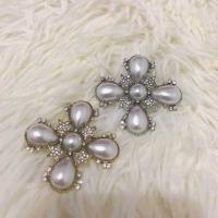 Plastic perle broche, Zinc Alloy, med Plastic Pearl, forgyldt, for kvinde & med rhinestone, flere farver til valg, nikkel, bly & cadmium fri, 53x53mm, Solgt af PC